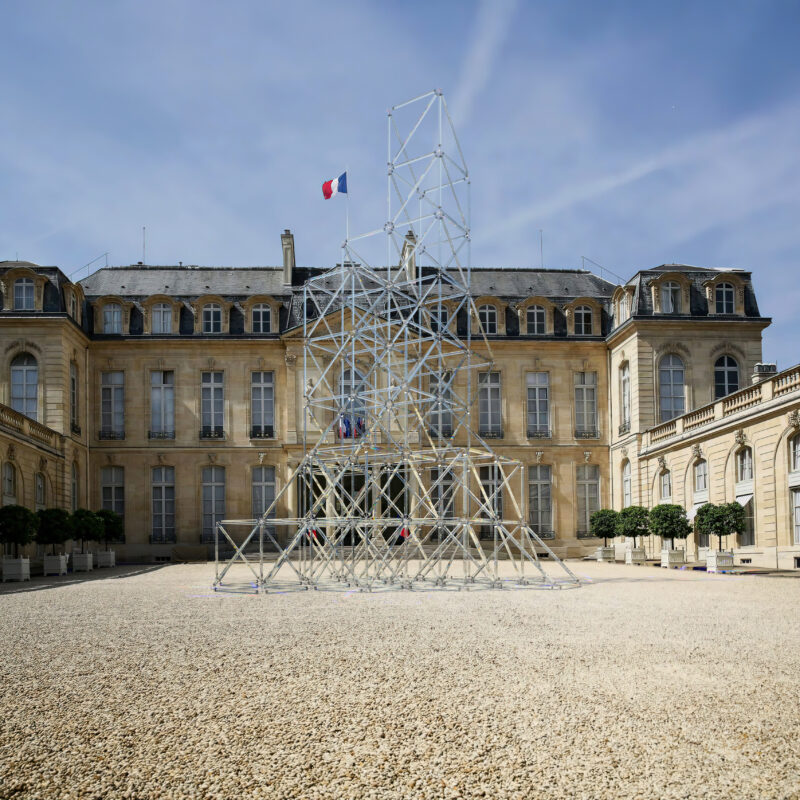 VUE DU PALAIS DE L' ELYSEE ET DE LA COUR EN GRAVIERS